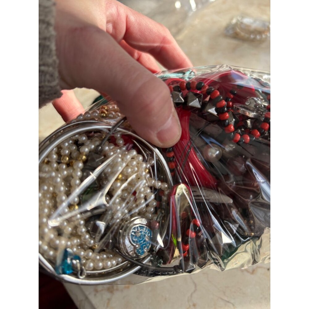 4.1 pounds Mixed Jewelry Lot With Beaded Necklaces Bracelets & Earrings Assortme - Picture 9 of 14